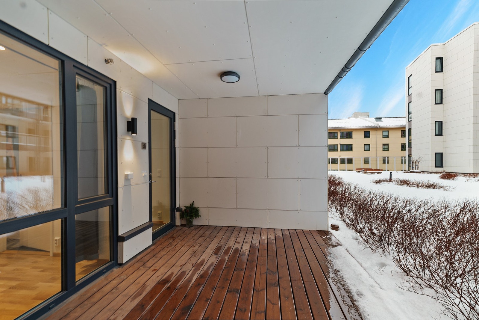 Inngangsparti med tilhørende vestvendt platting. Galleribilde