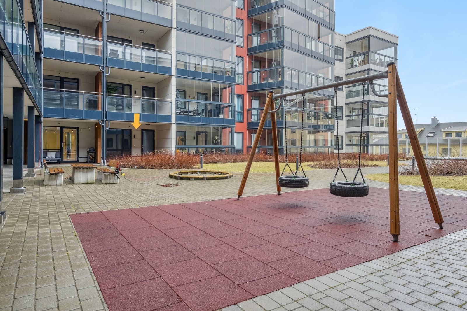 Borettslaget har en flott felleshage opparbeidet med benker. Galleribilde
