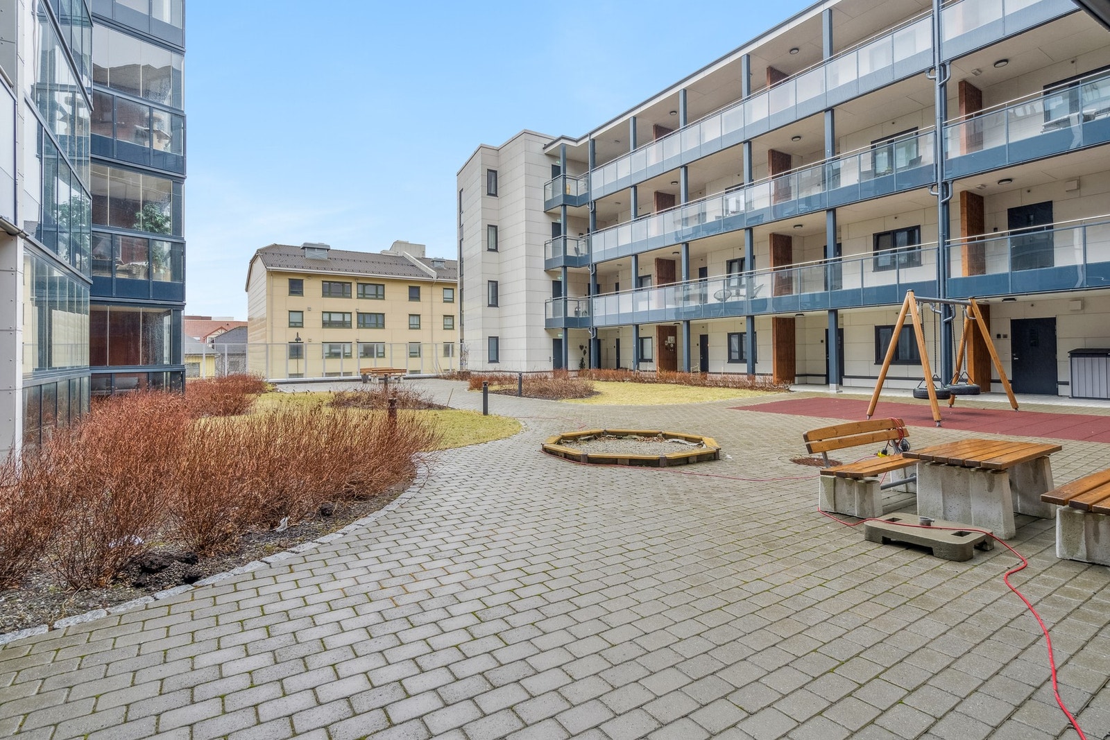 Borettslaget har en flott felleshage opparbeidet med benker. Galleribilde