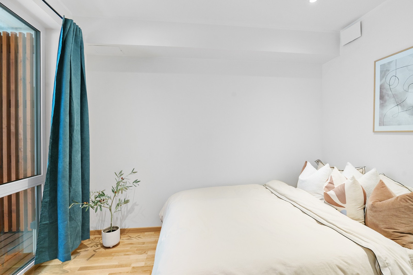 Leiligheten har et romslig soverom som er praktisk tilbaketrukket fra stua. Downlights i himling og vannbåren varme i gulv. Galleribilde
