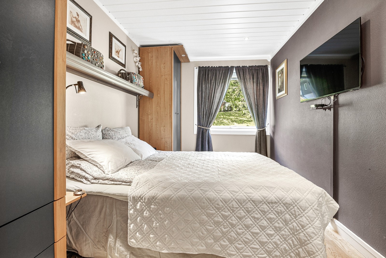 Lunt og hyggelig hovedsoverom med praktisk garderobeløsning og mulighet for tv ved sengen. Galleribilde