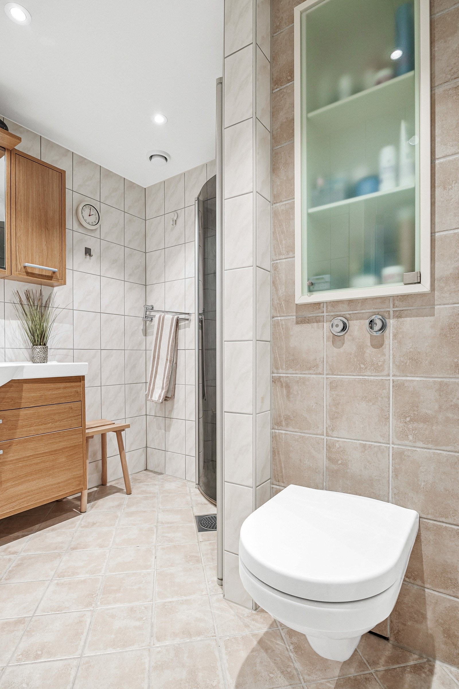 Badet har varmekabler og downlights. Galleribilde