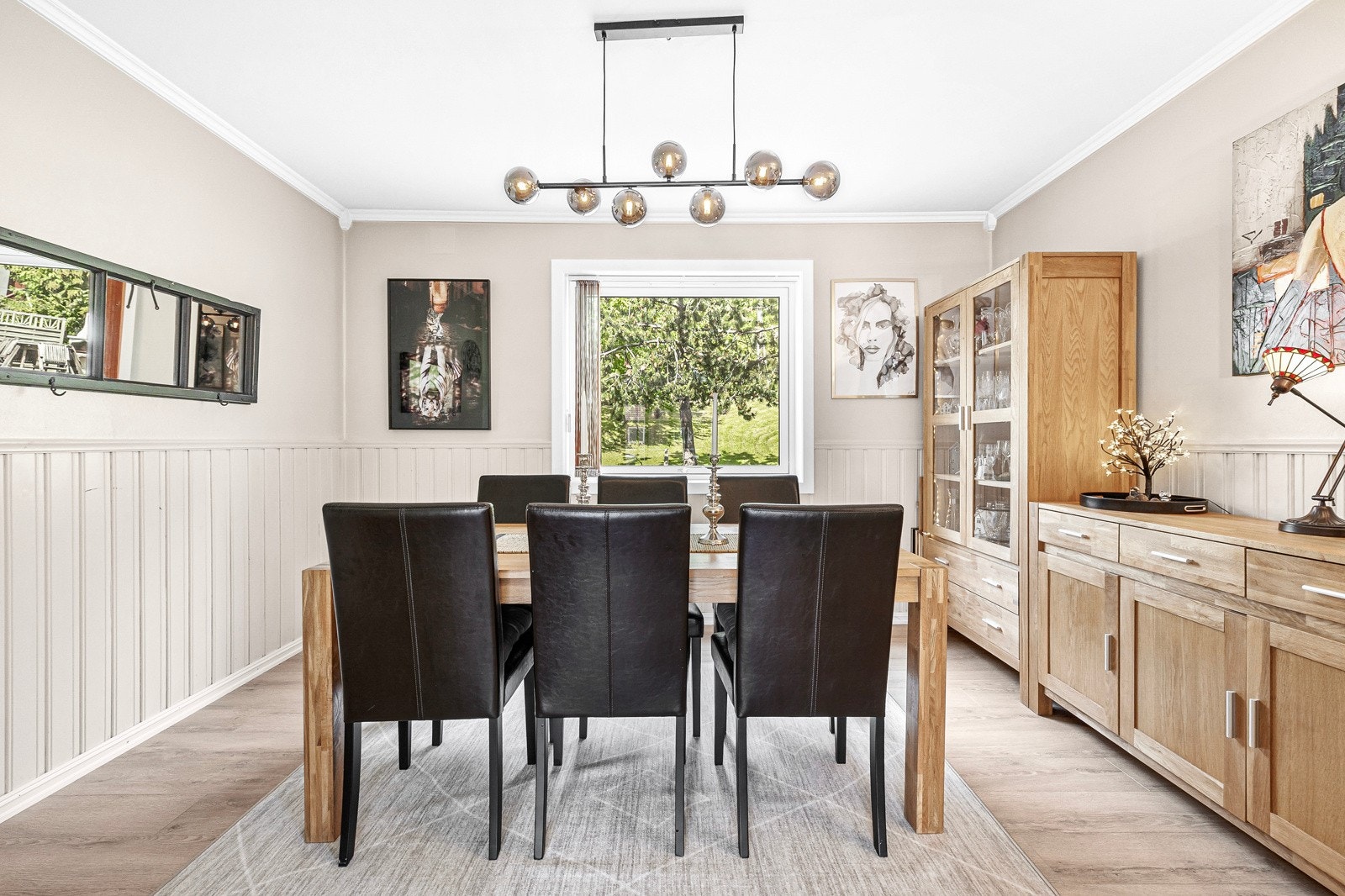 Det er etablert hyggelig spisestue med god plass til bord og skjenk (tidligere soverom nr. 3) Galleribilde