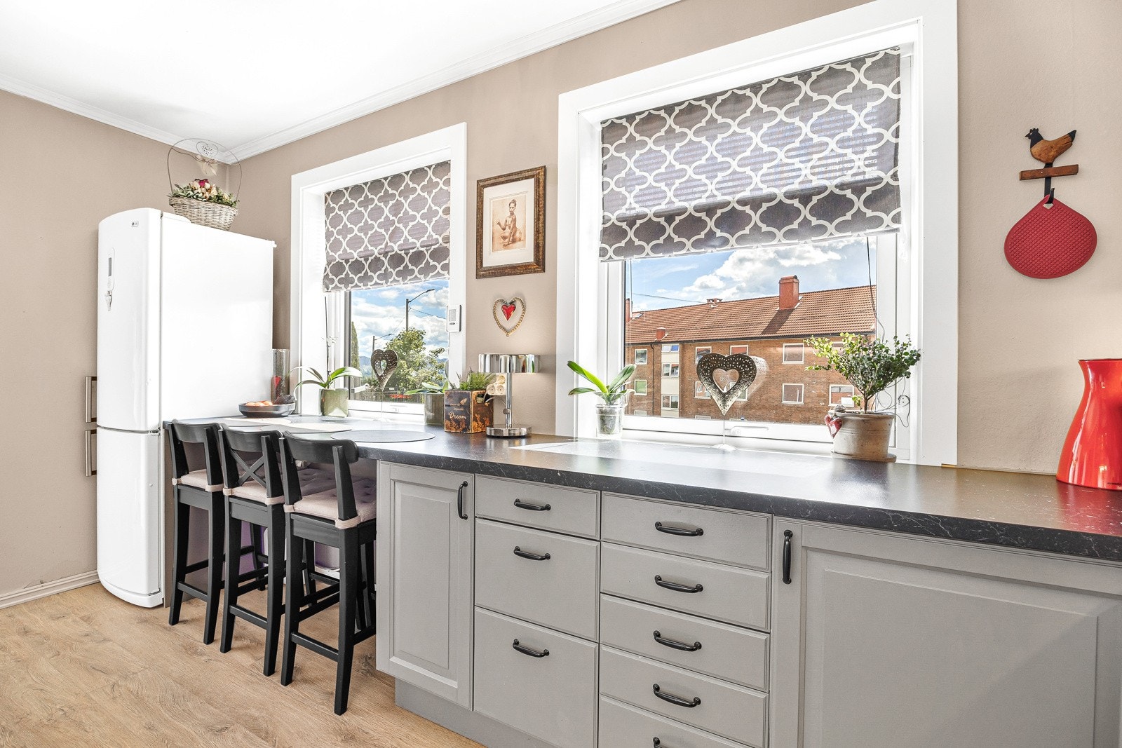 Gode lysforhold med to vinduer, samt praktisk sitteplass ved benken. Kjøkkenfrontene ble malt i 2022. Galleribilde