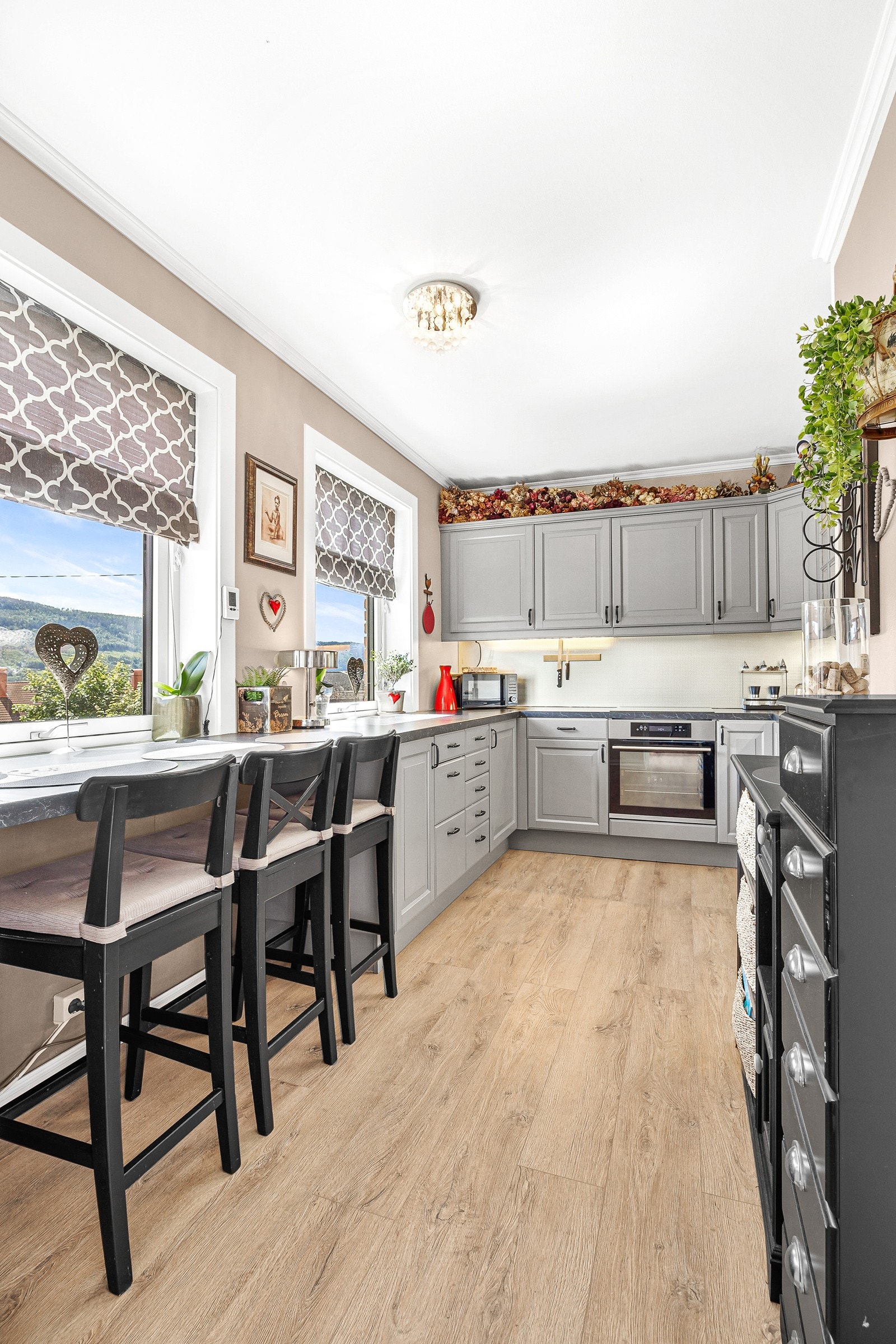 Leiligheten har separat kjøkken, godt utnyttet med god skap- og benkeplass. Galleribilde