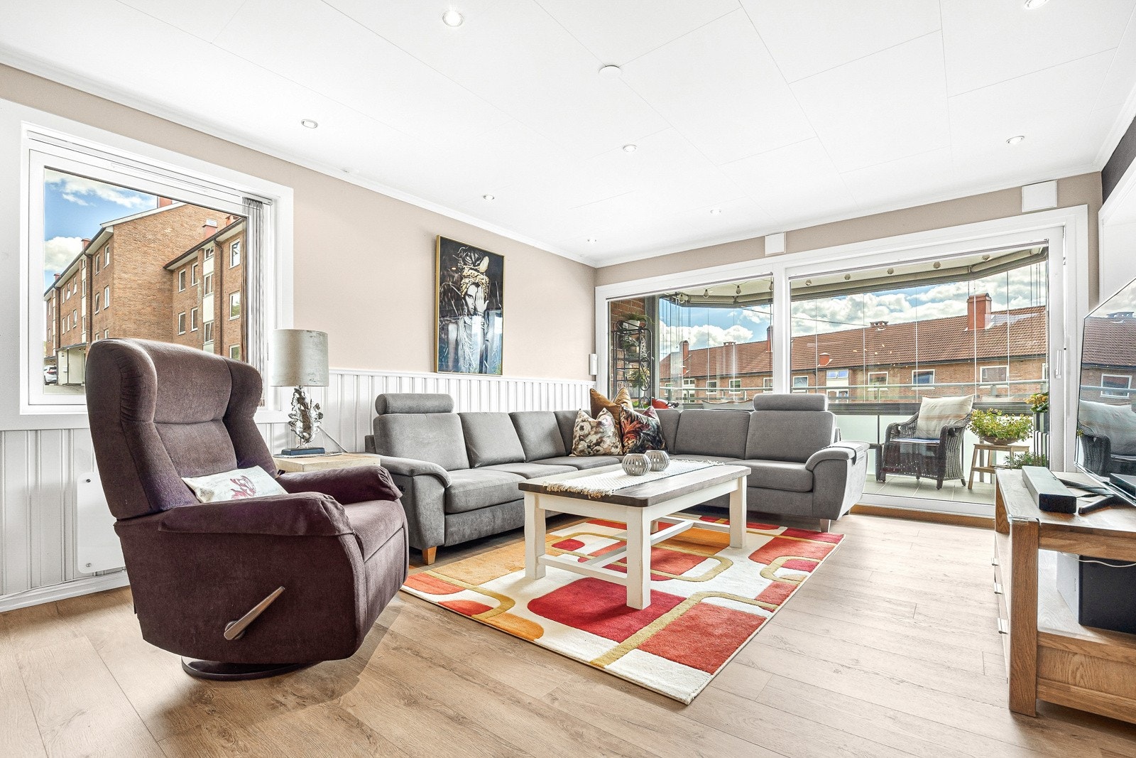 Lyst og flott oppholdsrom med utgang til balkong som forlenger innerommet. Galleribilde