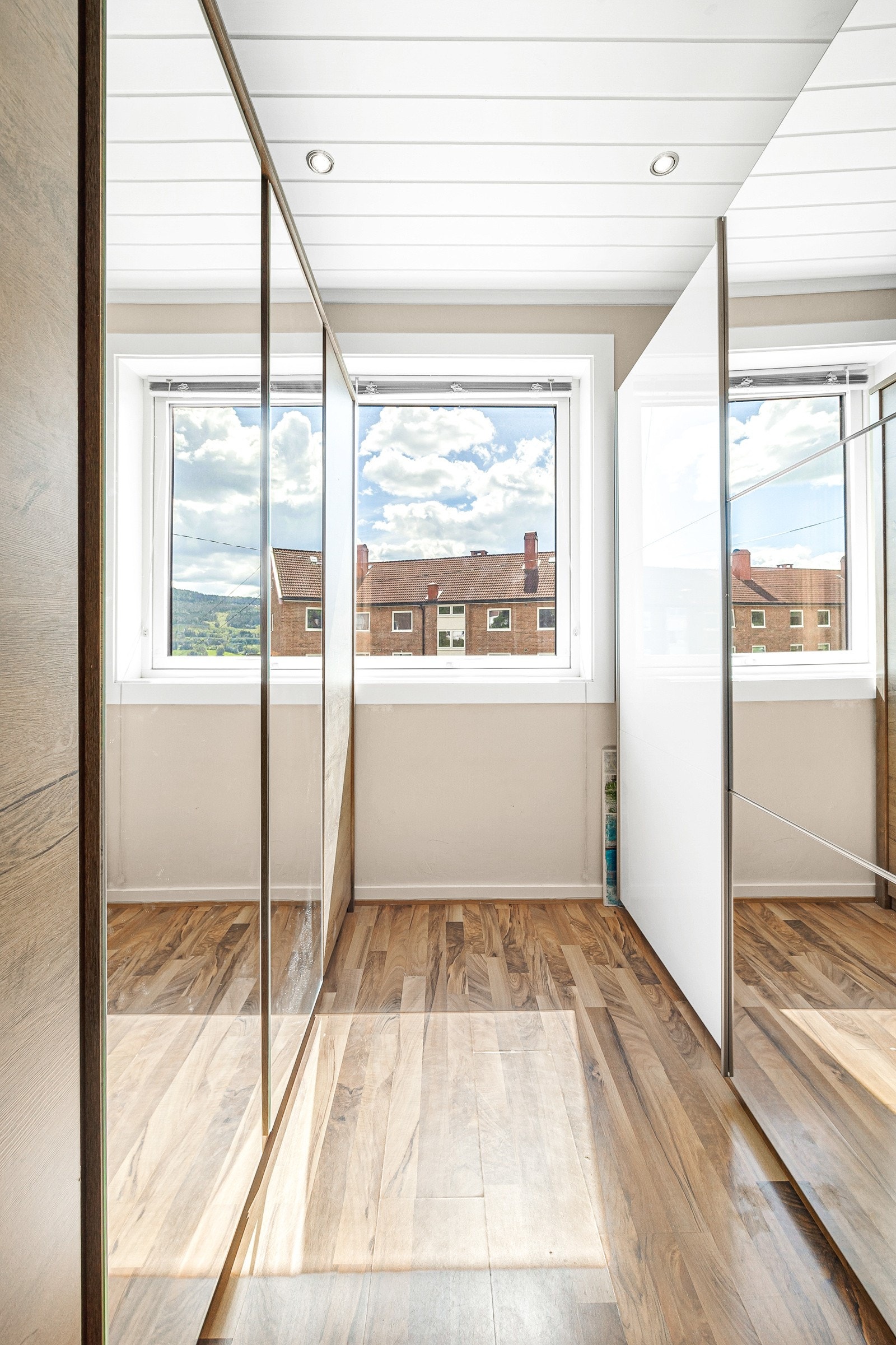 Innerst i soverommet er det montert flere garderobeskap med god plass til oppbevaring. Galleribilde