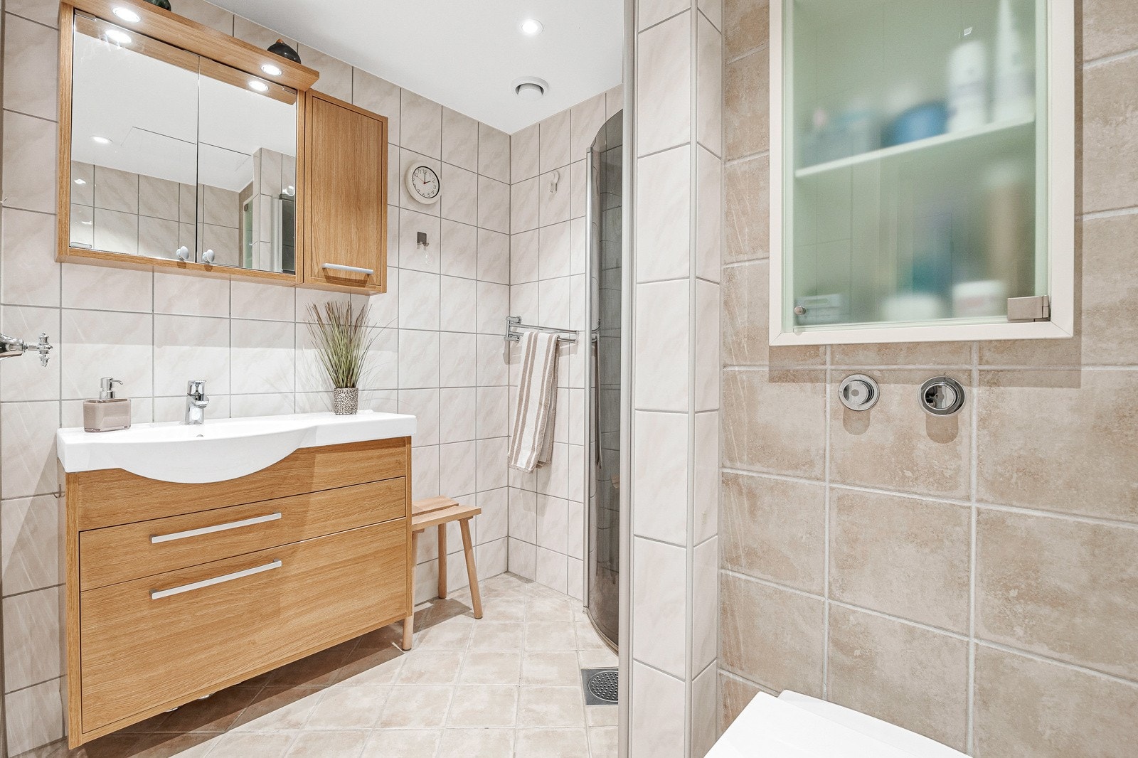 Pent og tidløst baderom rehabilitert i regi av borettslaget i 2013. Galleribilde