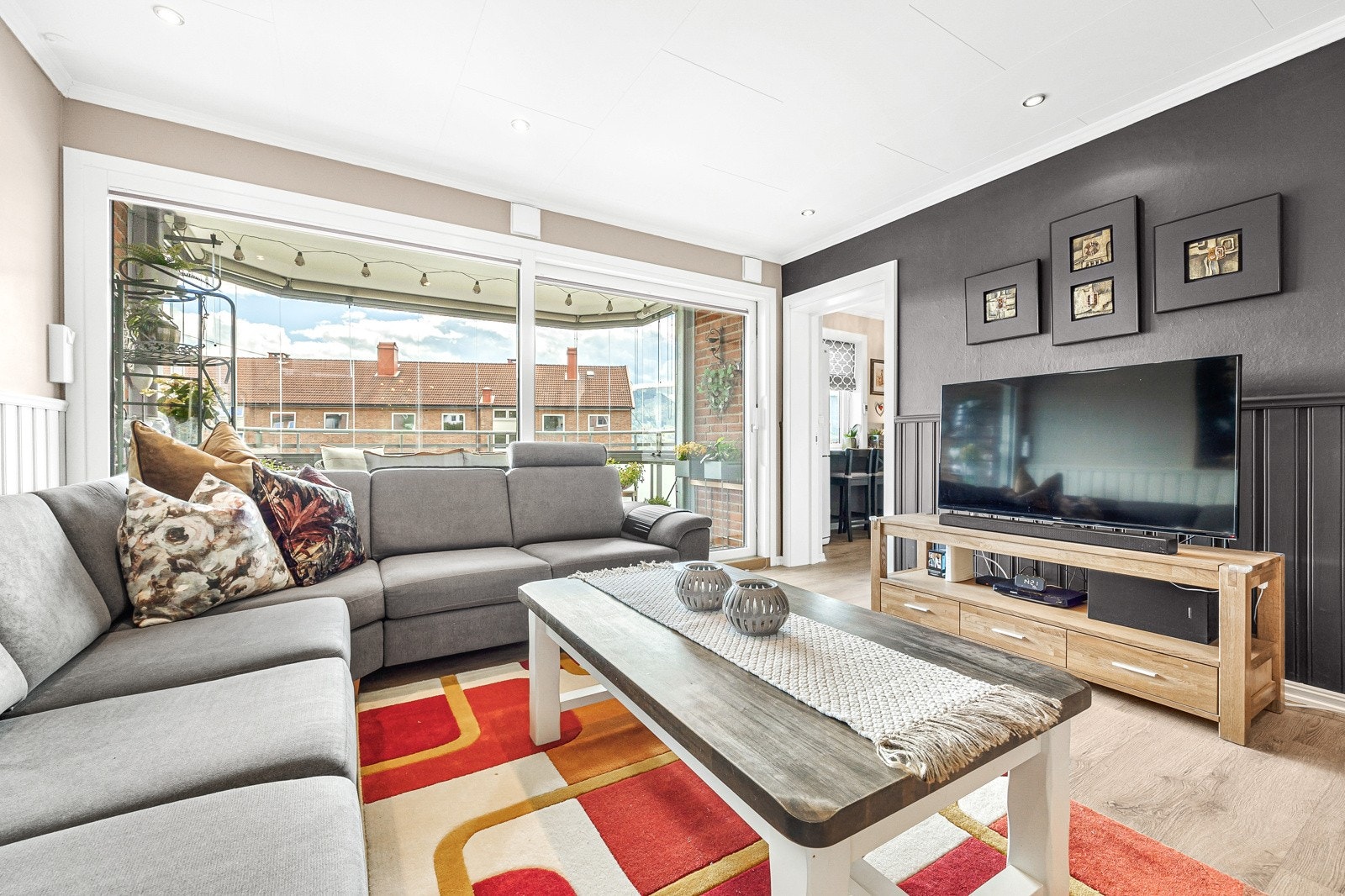 Leiligheten ble oppgradert med nytt laminatgulv i 2024. Galleribilde