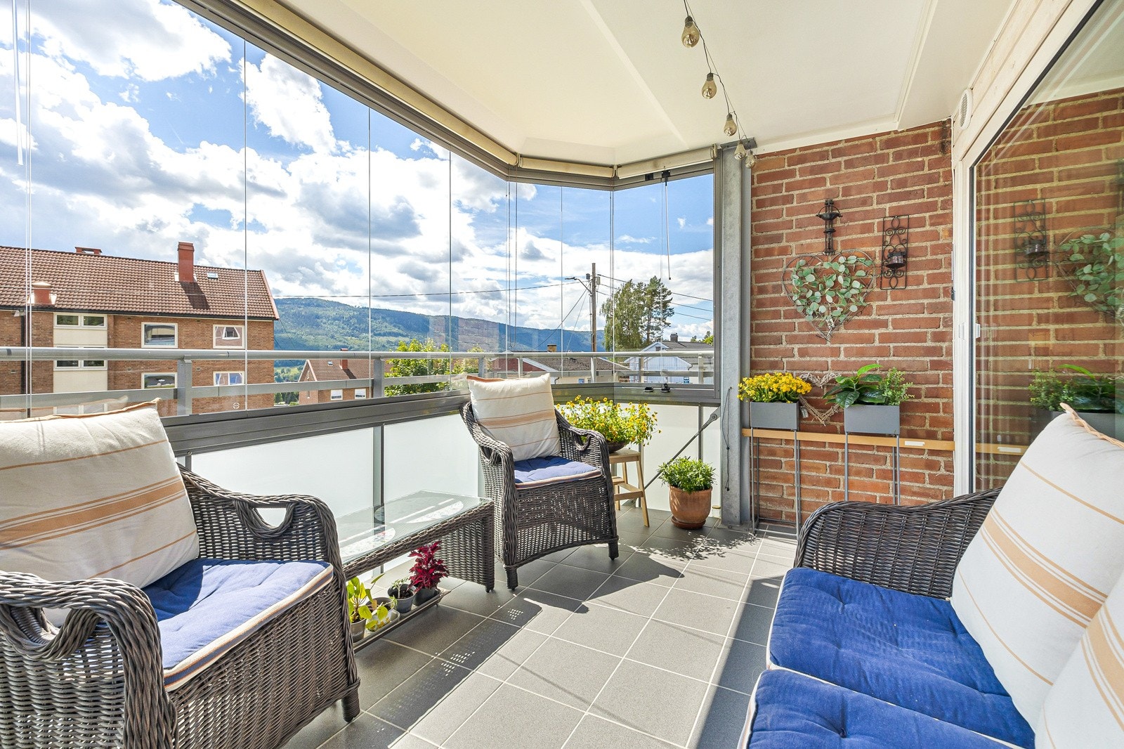 Solrik endebeliggenhet med flott utsikt! Innglasset balkong på ca. 10 m². Galleribilde