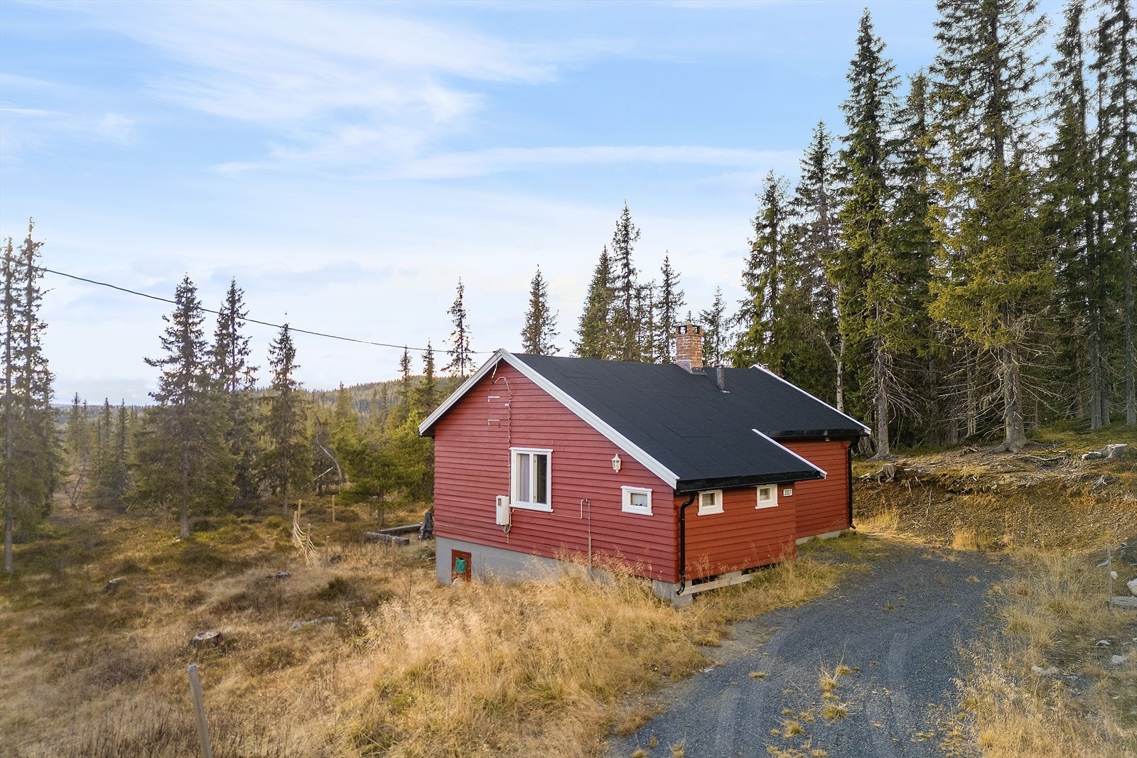 Gruset innkjørsel og gårdsplass. Galleribilde