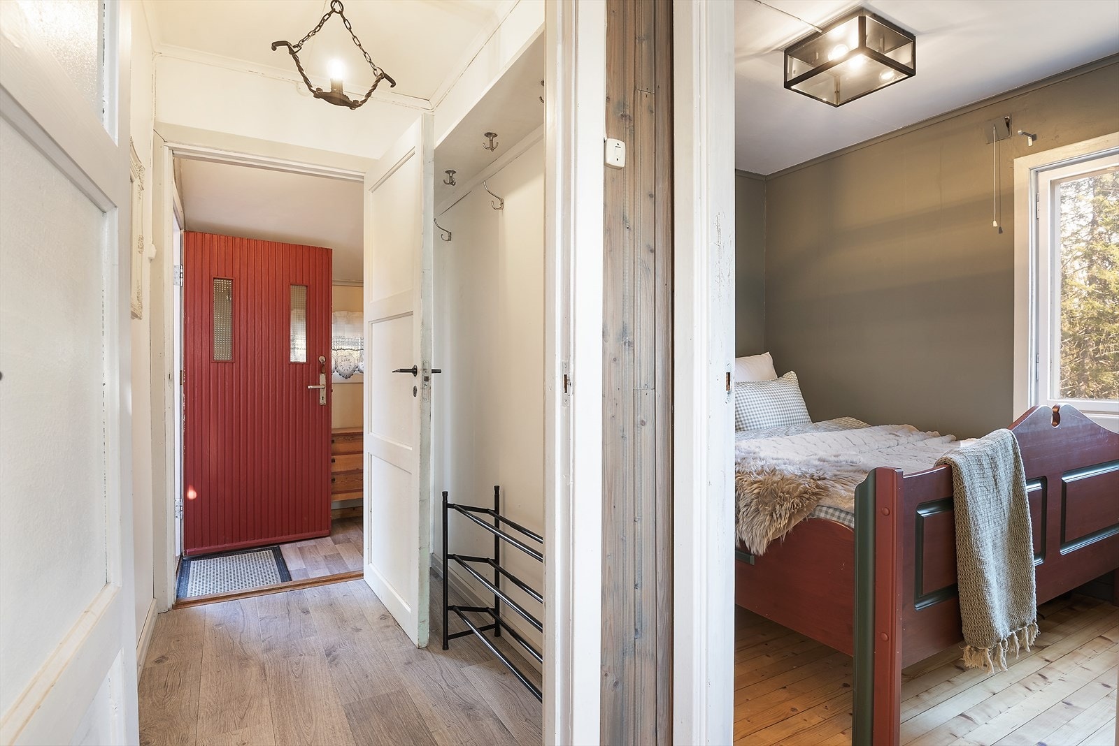 Gang med oppheng for jakker. Galleribilde