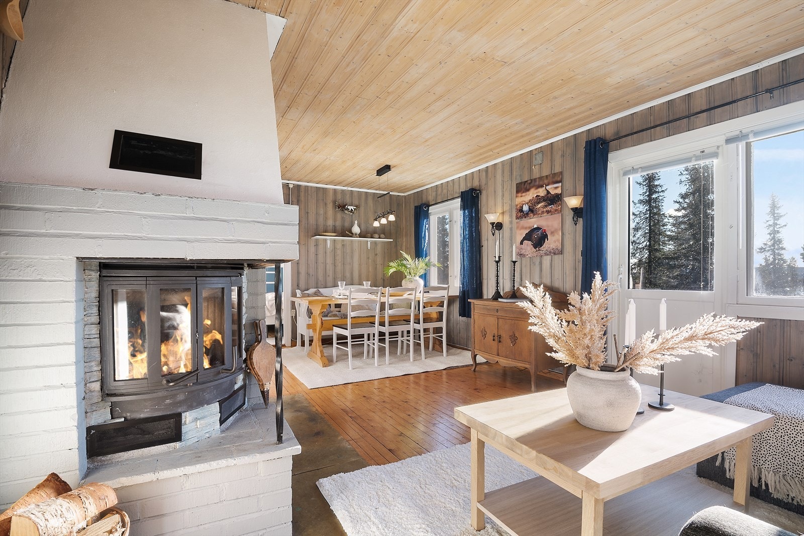 Stemningsfull peis i stuen. Galleribilde