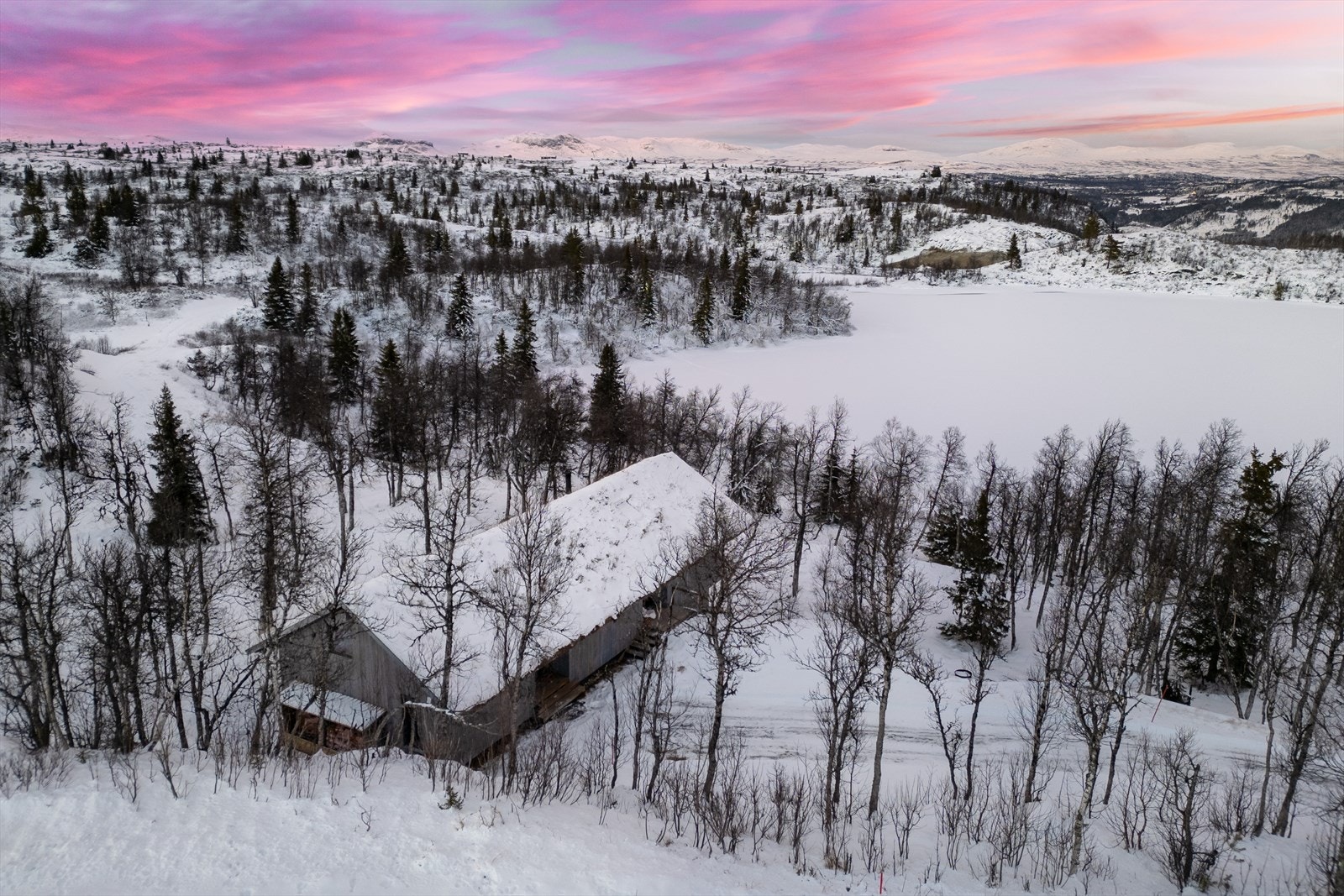 Nydelig beliggenhet med panoramautsikt over fjella i Nord. Flott vannspeil med Kroktjørn i front. Kan barn og unge under 16 år fiske gratis så mye de vil. Skiløype rett på nedsiden Galleribilde