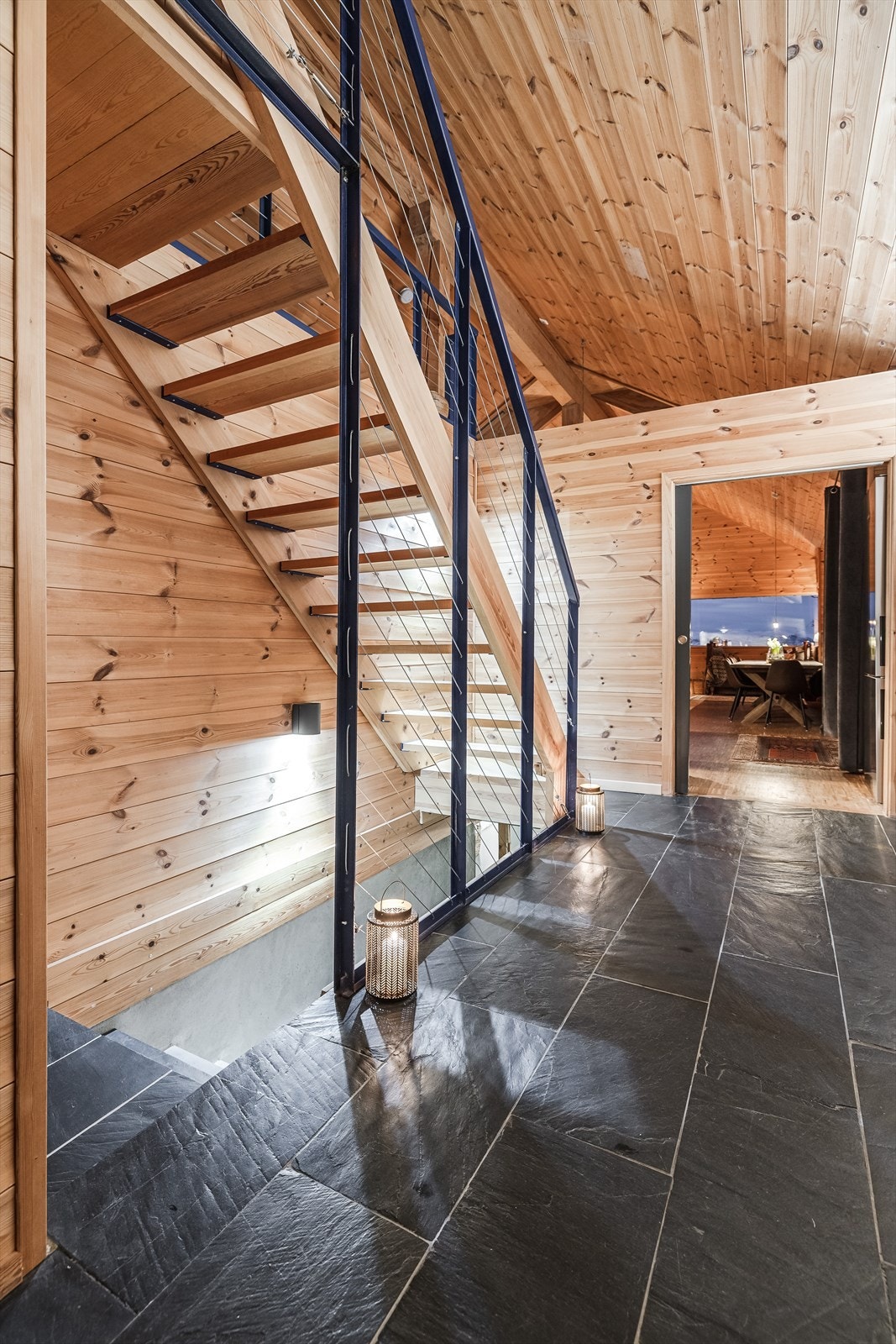 Rausta himling gir en helt egen romfølelse i hytta. Dette i samspill med utsikten gir ett behagelig og luftig uttrykk Galleribilde