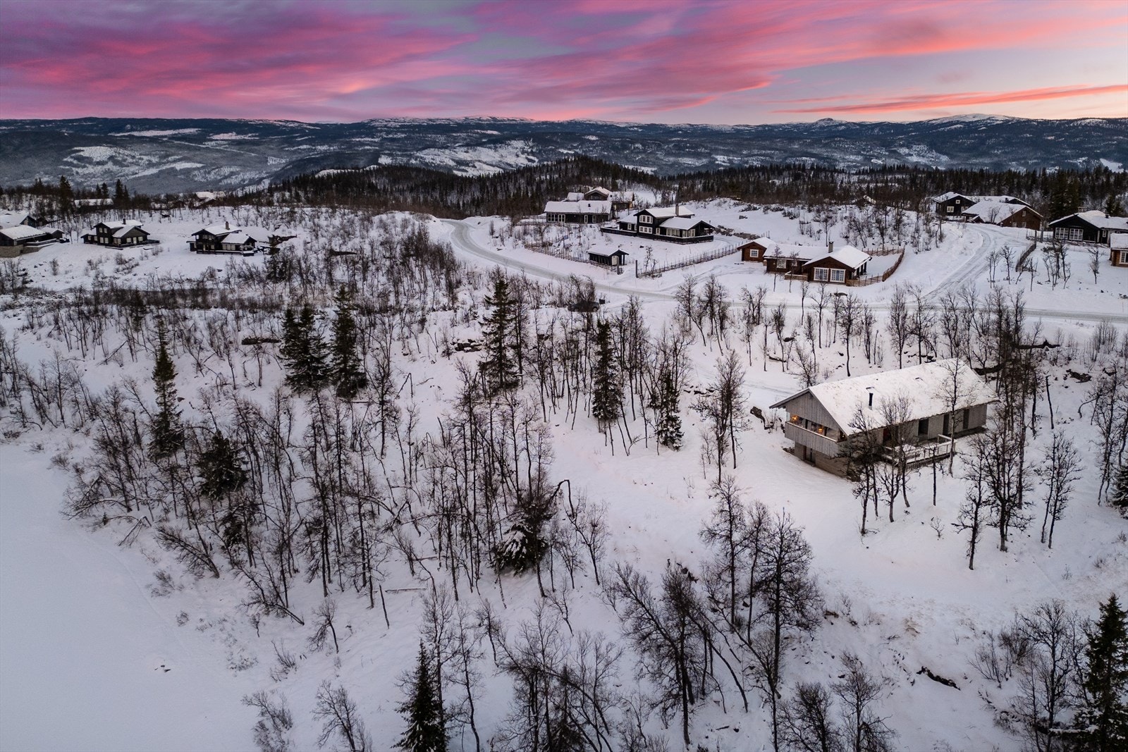 Primhovda er et flott hyttefelt innen 15 min kjøring fra Ål sentrum. Høyt og fritt med snøsikre forhold. Ål skisenter etablere i disse dager en nye heis opp på Rosengardshovda som vil sikre på ski inn og ut Galleribilde