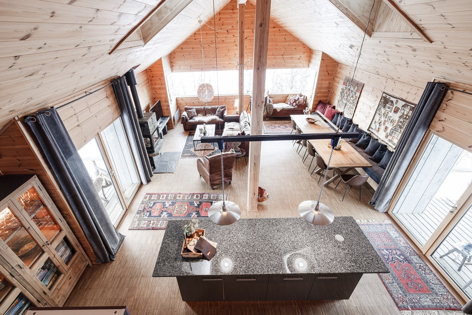 Generøs stue hvor man blir fanget av utsikten og samspille med nærmiljøet Galleribilde