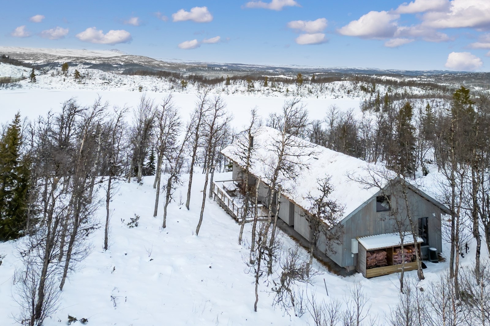 Hyggelig terrasse på vestsiden av hytta med ettermiddag- og kveldssol Galleribilde