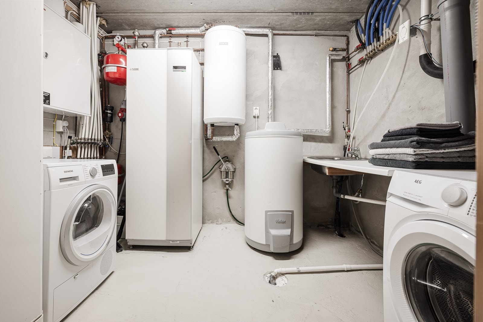 Teknisk rom. Vannbåren varme i hele 1. etg Galleribilde