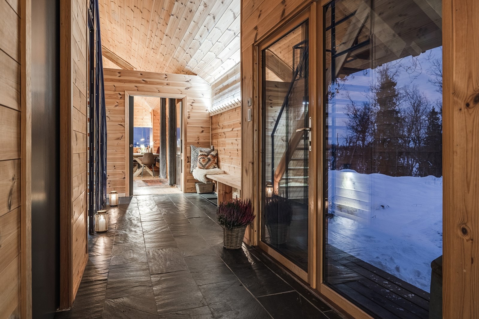 Flislagt gang med mye oppbevaringsmuligheter Galleribilde