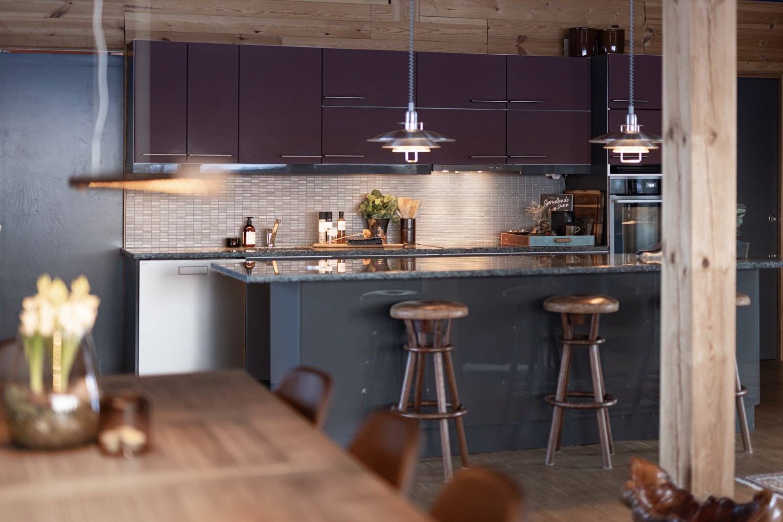 Kjøkken med stein benkeplate. Perfekt for matlagning Galleribilde