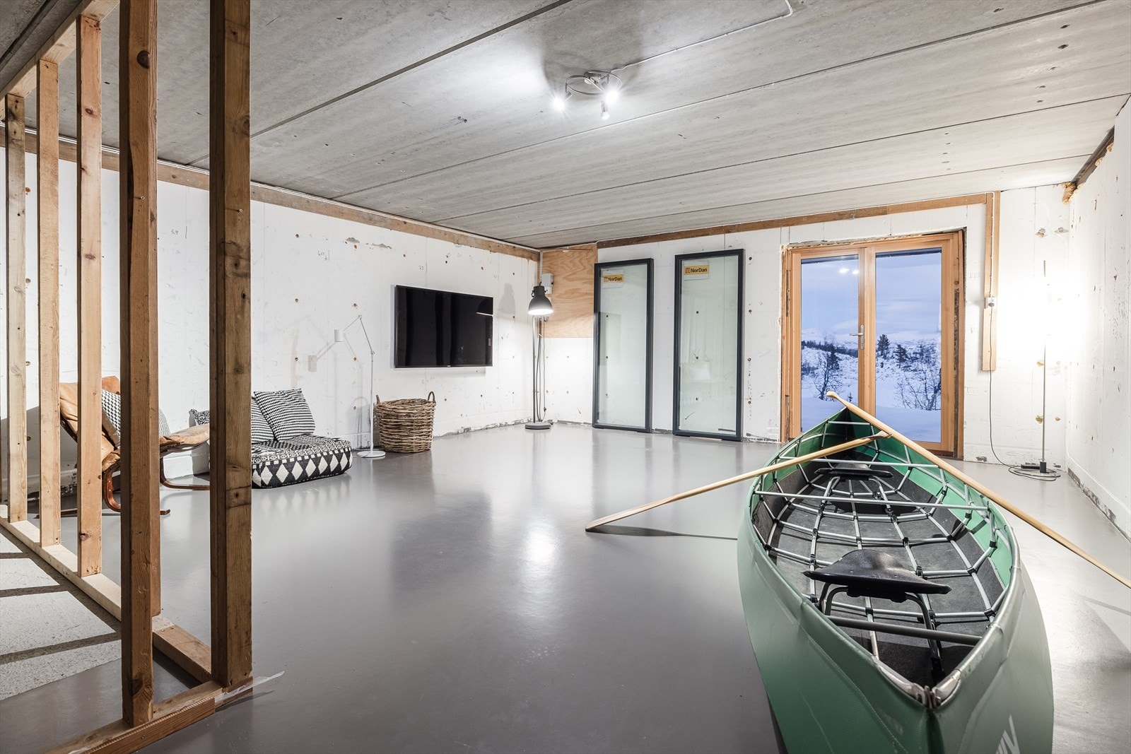 Kjeller. Legg merke til utsikten fra terrassedøren Galleribilde