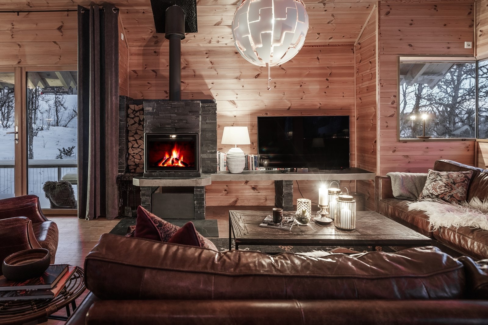 Hyggelig sofakrok med peis som syns uansett hvor du befinner deg i stua Galleribilde