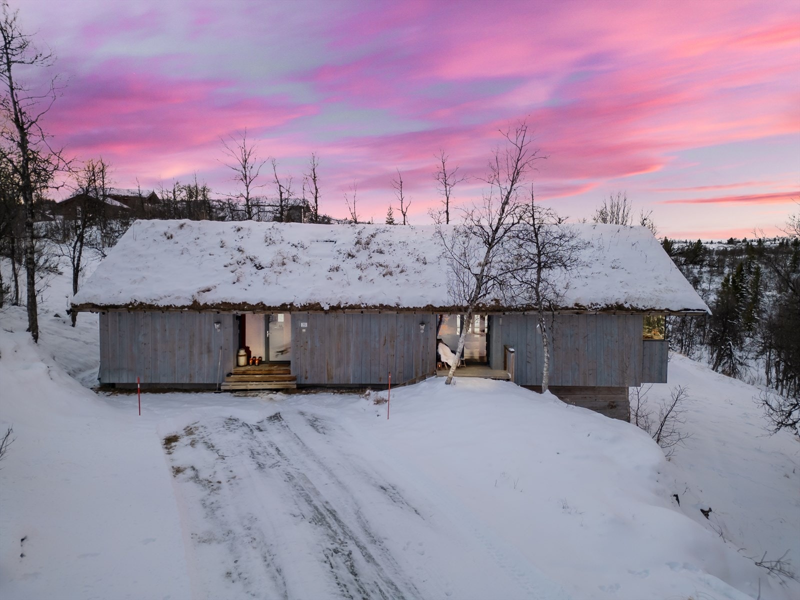 Plass til flere biler fremfor hytta Galleribilde