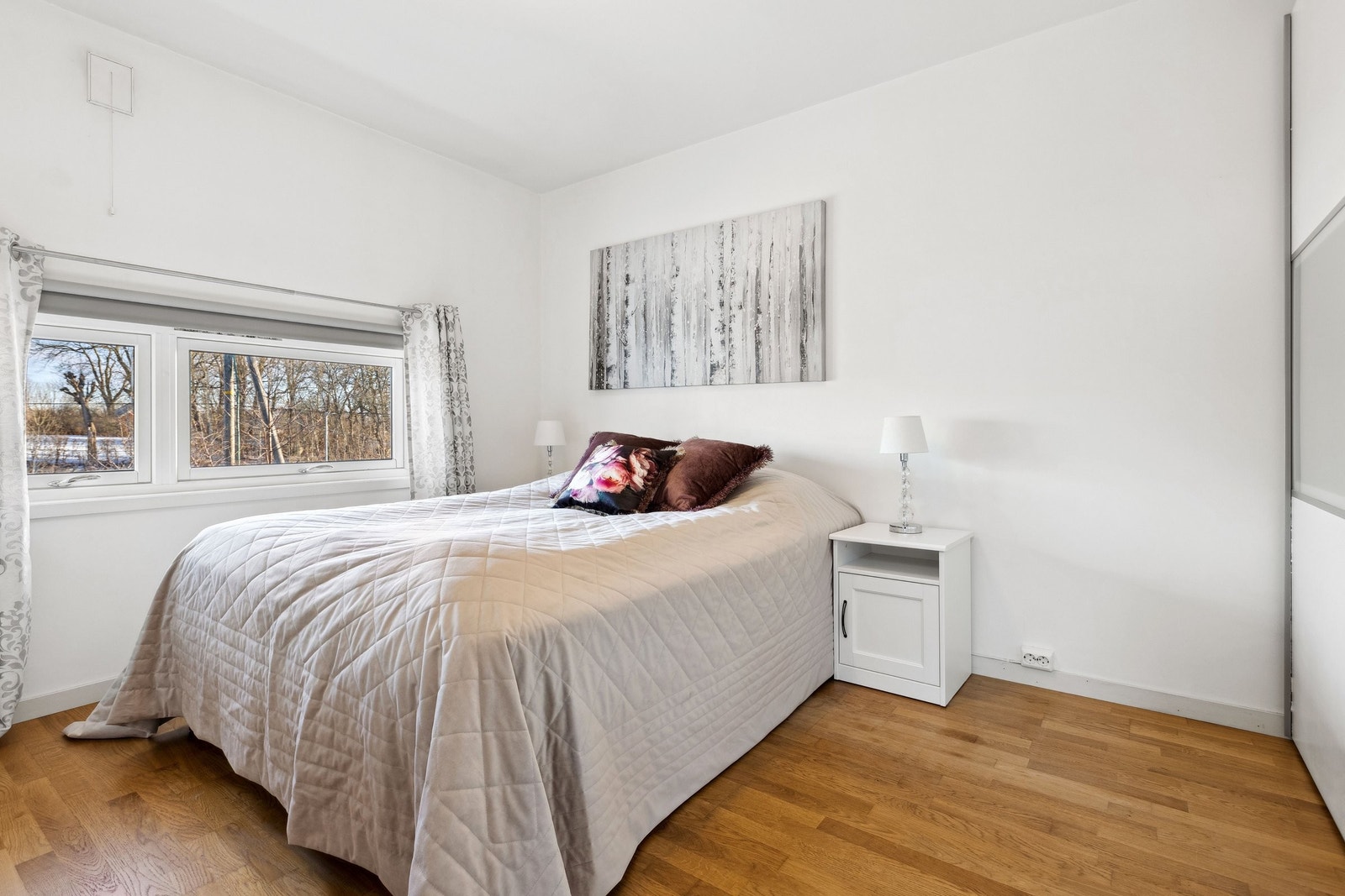 Begge soverommene er romslige og har hver sin garderobe med god plass til oppbevaring. Galleribilde