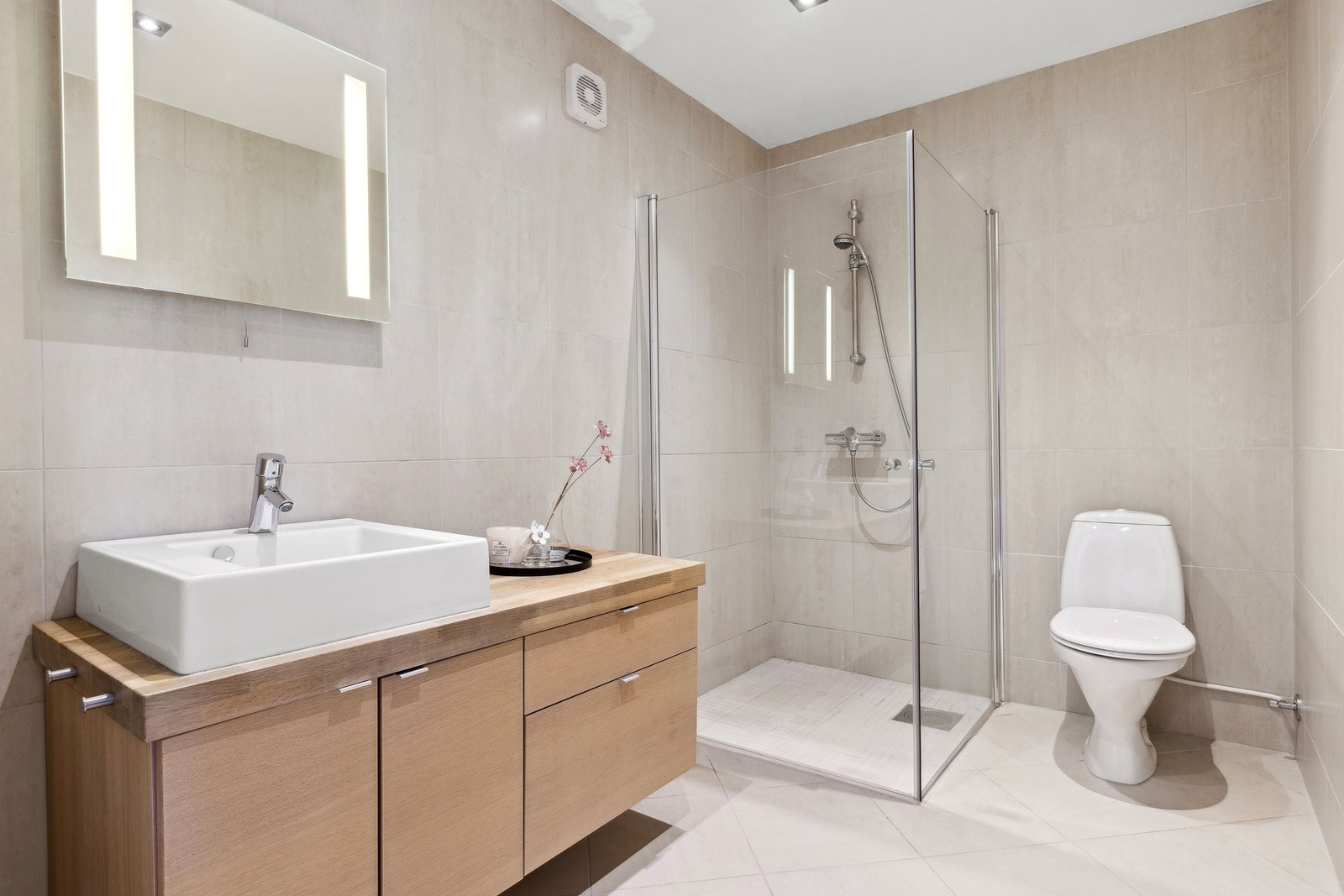 Boligen har et romslig bad med innglasset dusjsone og dimbare downlights. Galleribilde