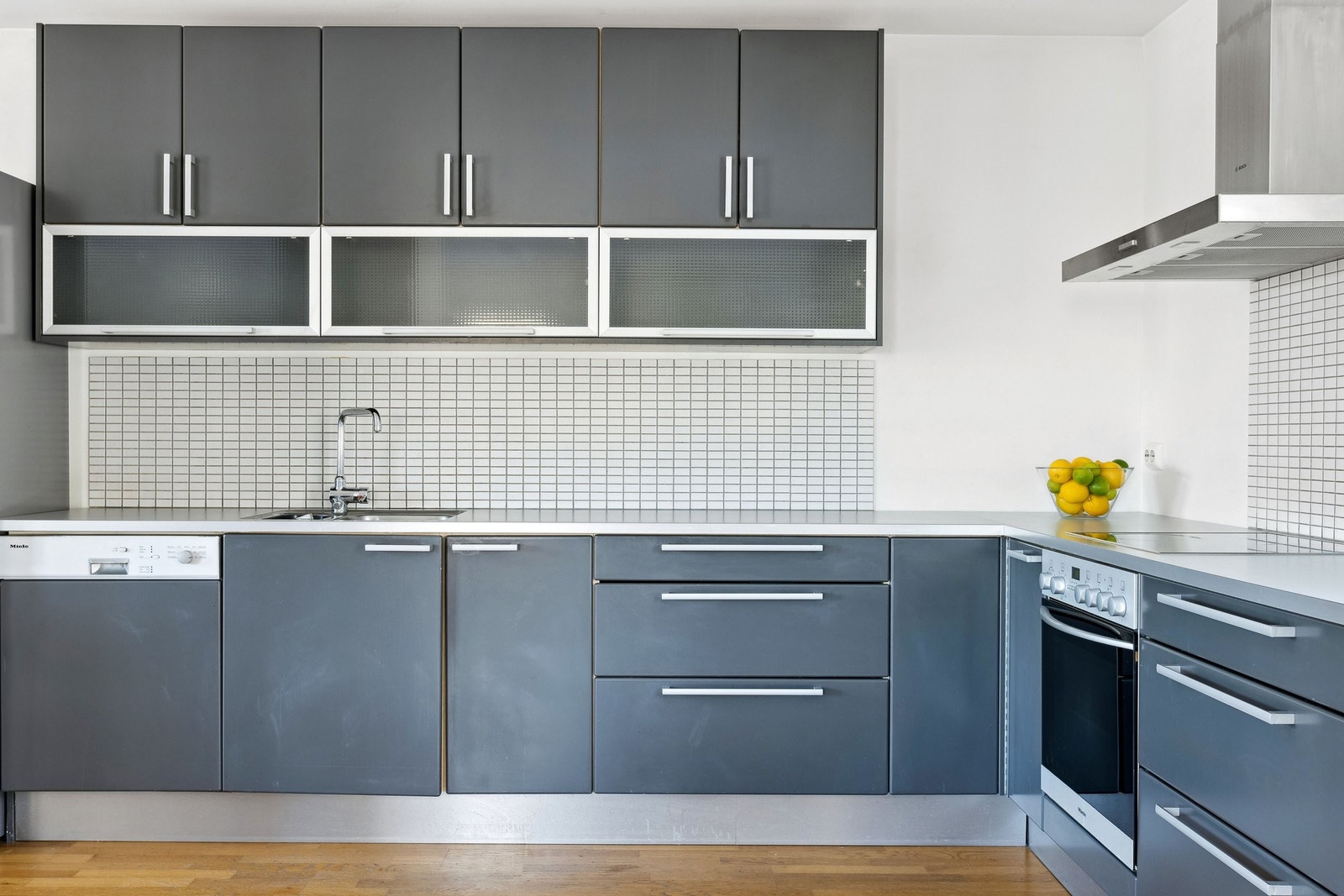 Kjøkkenet har matte fronter med integrert oppvaskmaskin og komfyr. Galleribilde