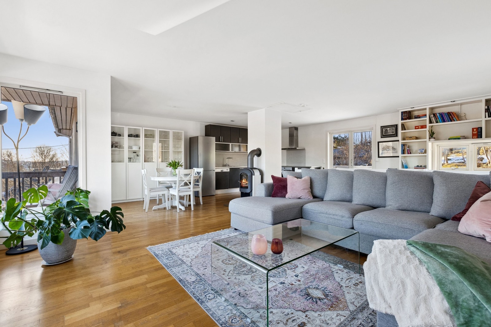 Boligens andre etasje har en gjennomført åpen stue- og kjøkkenløsning, som gir rikelig med plass til alt man måtte trenge. Galleribilde