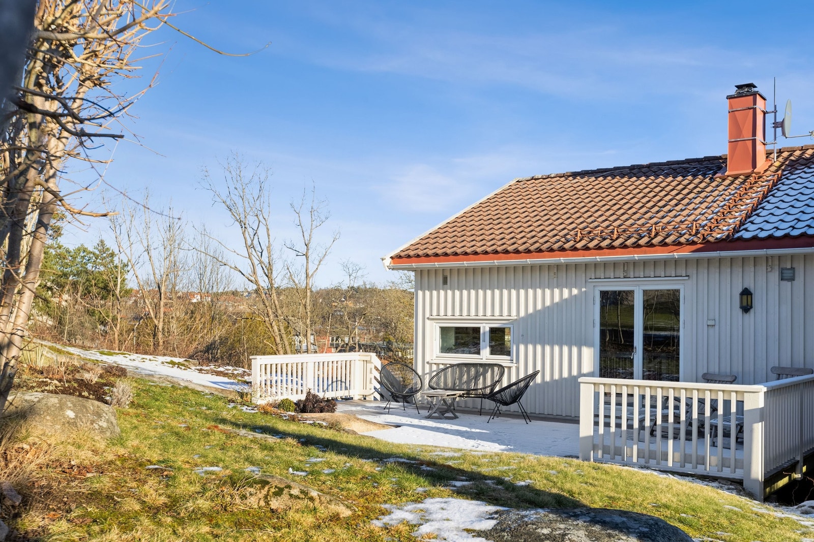 Romslig vestvendt uteplass i en frodig hage, ideell for å nyte solen gjennom hele dagen. Galleribilde