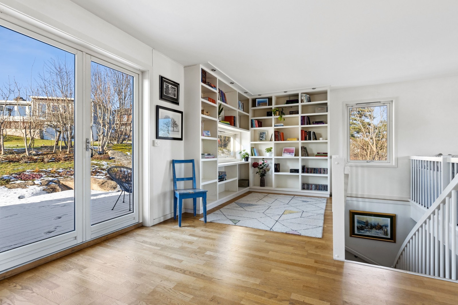 Dette hjørnet var tidligere innredet som et tredje soverom. I dag brukes det som en fleksibel plass, perfekt for lekekrok for de yngste, yogakrok for de eldre, og også som en koselig kontorplass. Galleribilde