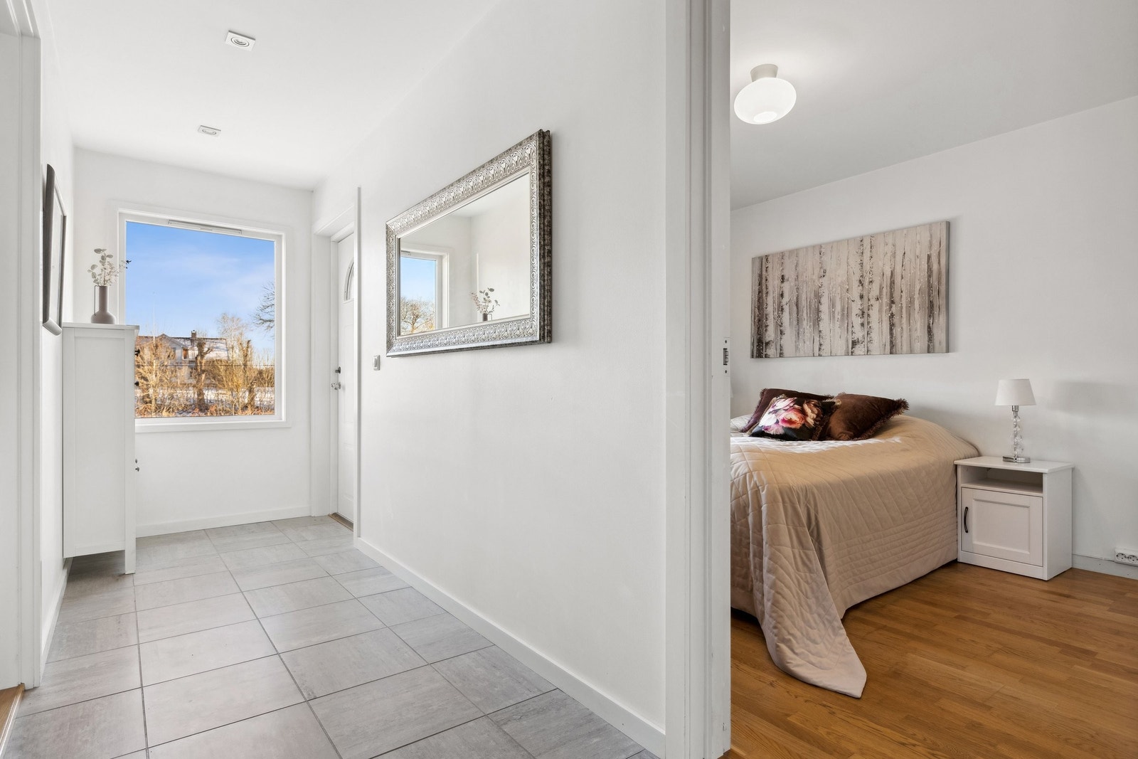 Boligen har et lys og romslig inngangsparti med flislagt gang med varmekabler. Galleribilde