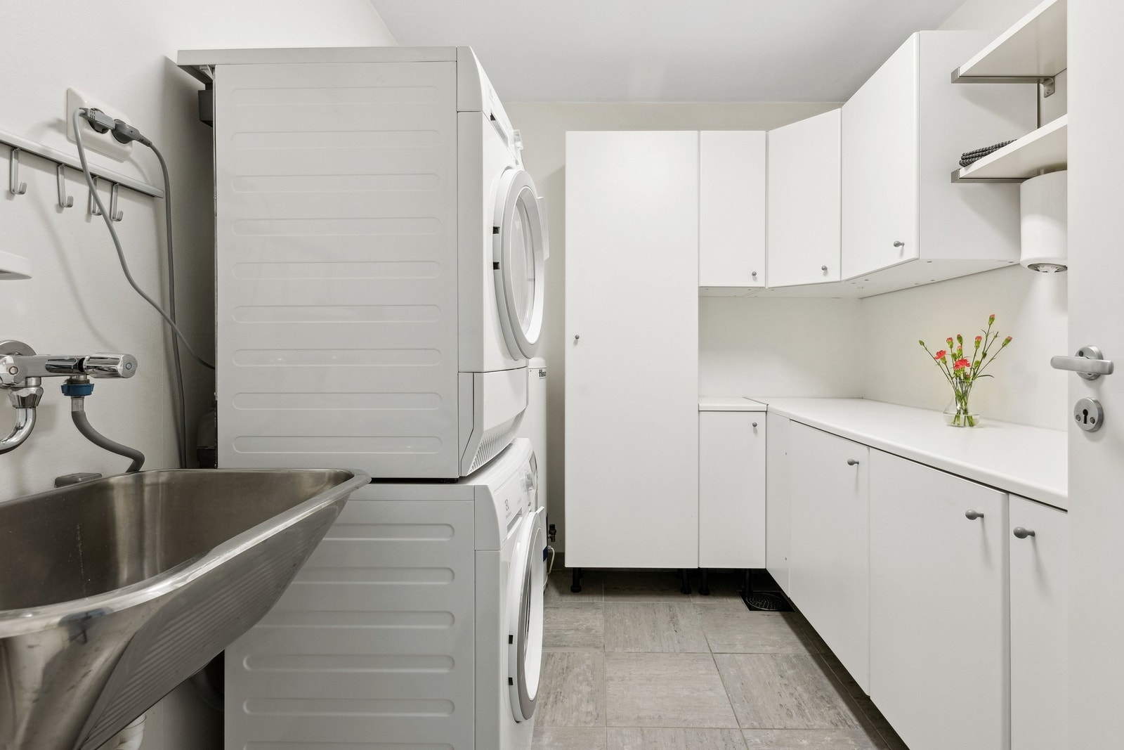 Praktisk vaskerom med rikelig lagringsplass. Galleribilde