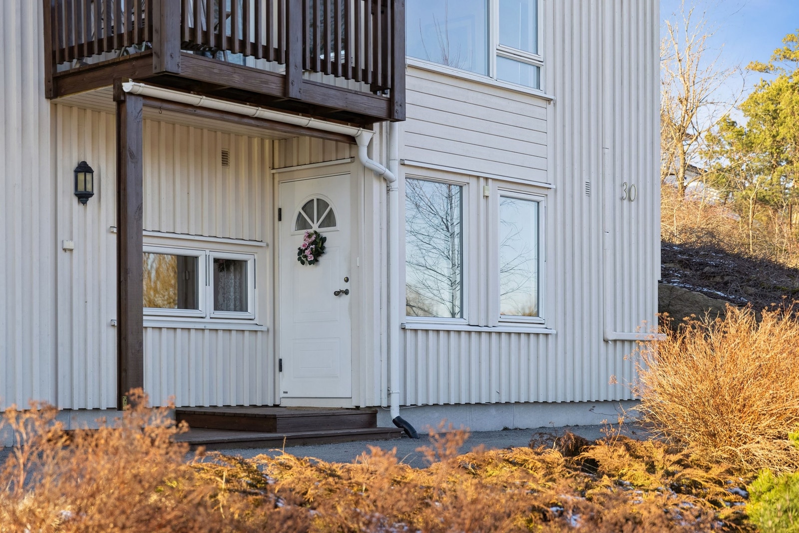 Boligen ligger usjenert til på enden av rekken. Galleribilde