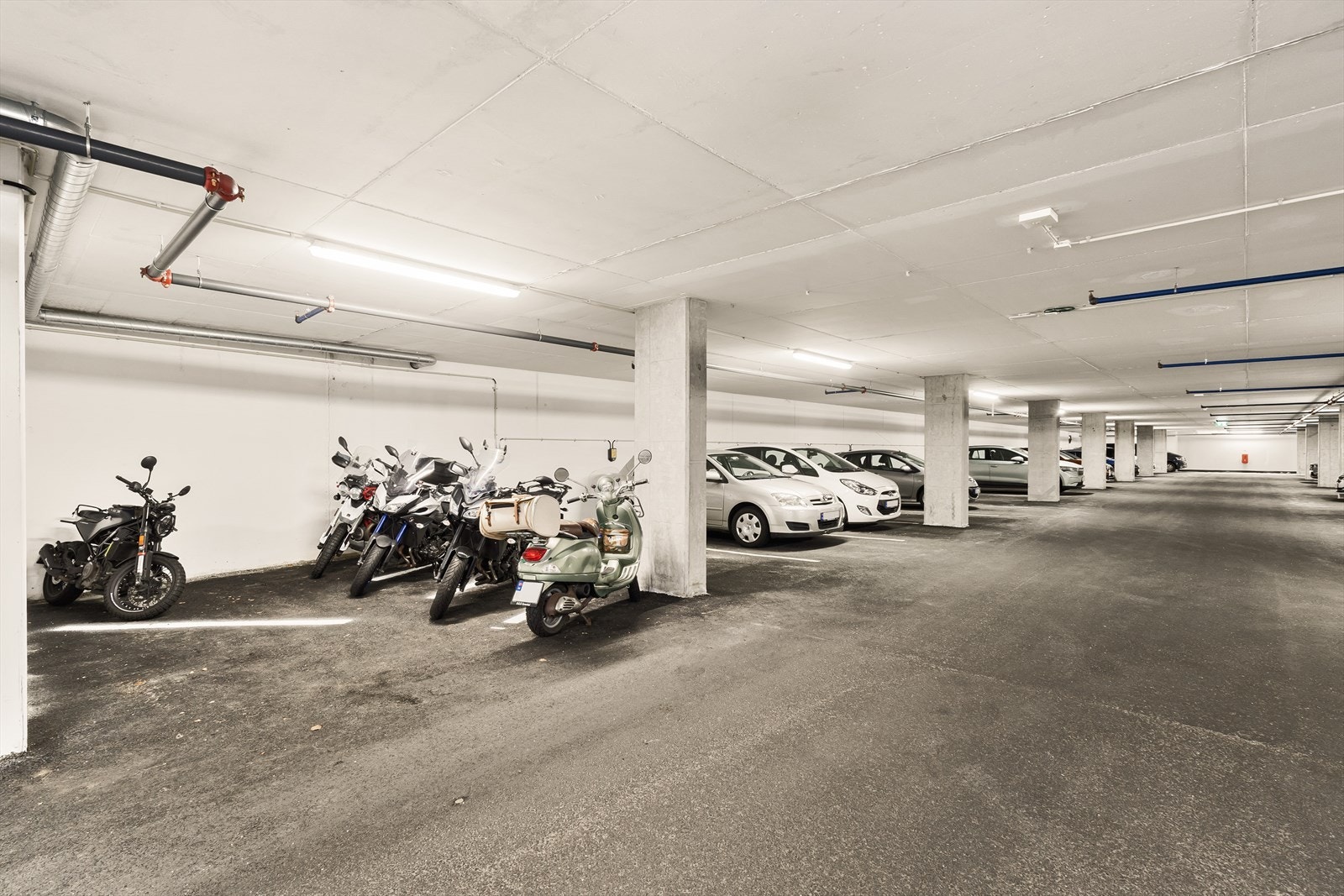 I underetasjen er det felles garasjeanlegg med elbilladere og god parkeringsdekning (kun et fåtall har faste plasser). Galleribilde