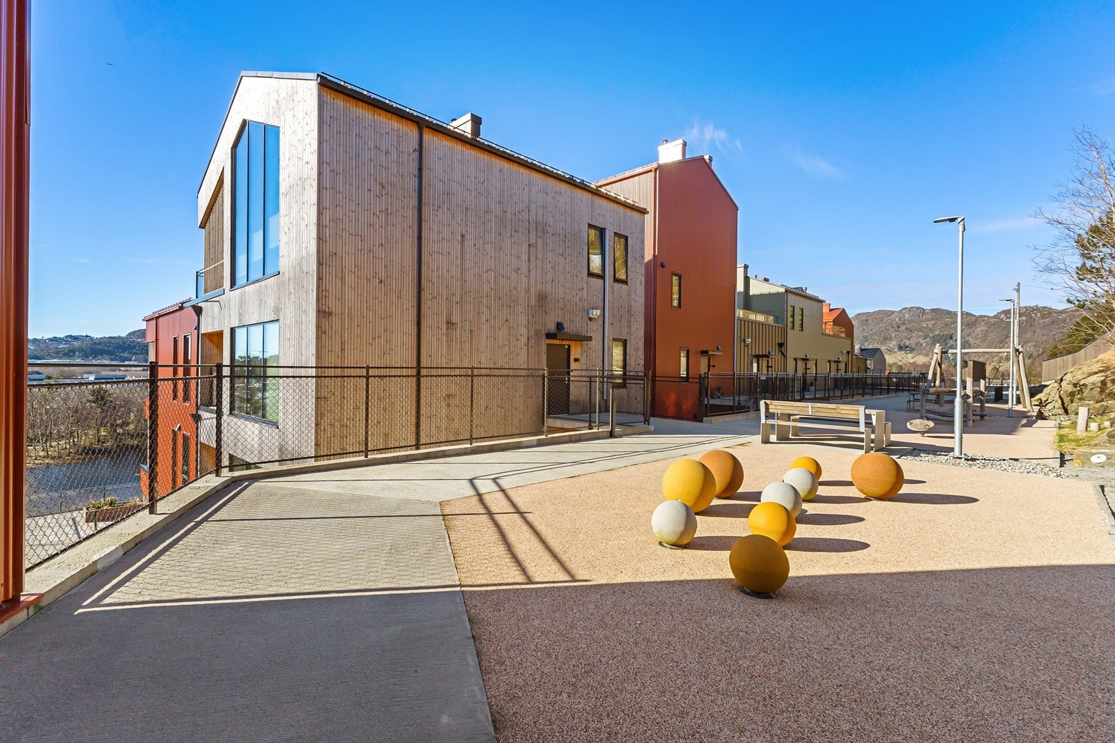 Her er det enkelt å kunne slå av en prat med naboer eller bare nyte sol og litt frisk luft. Galleribilde