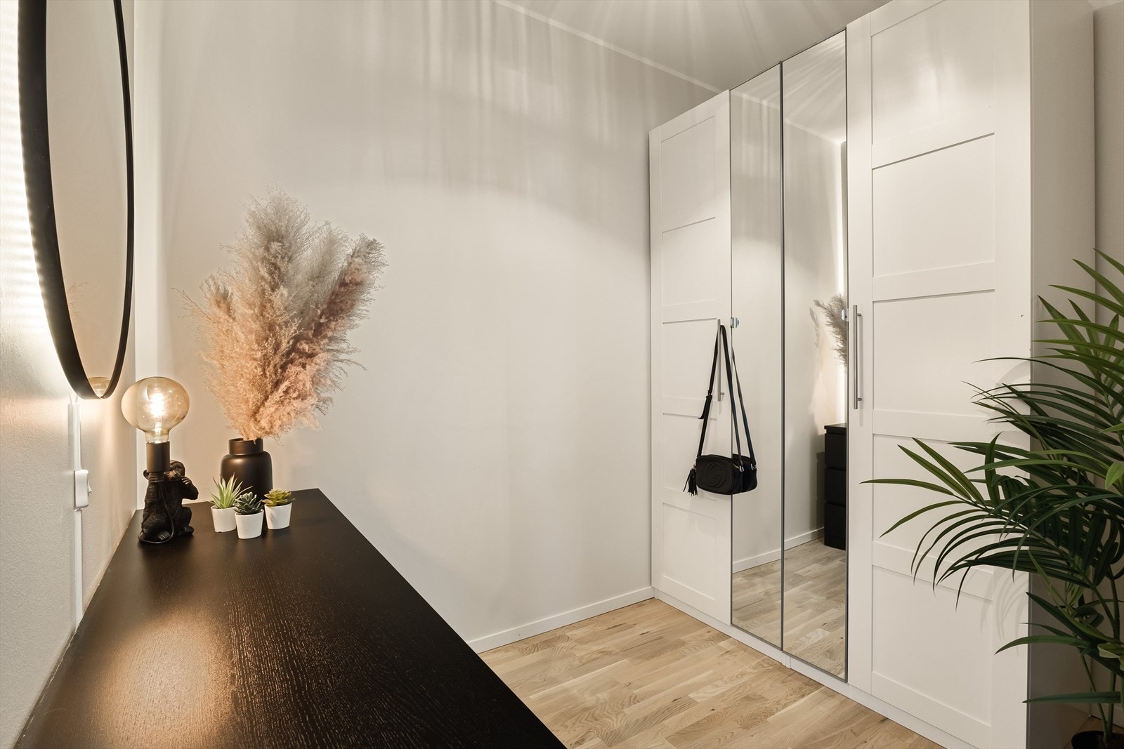 Romslig walk-in garderobe ved siden av soverommet. Her er det rikelig lagringsplass til klær, sko og annet. Galleribilde
