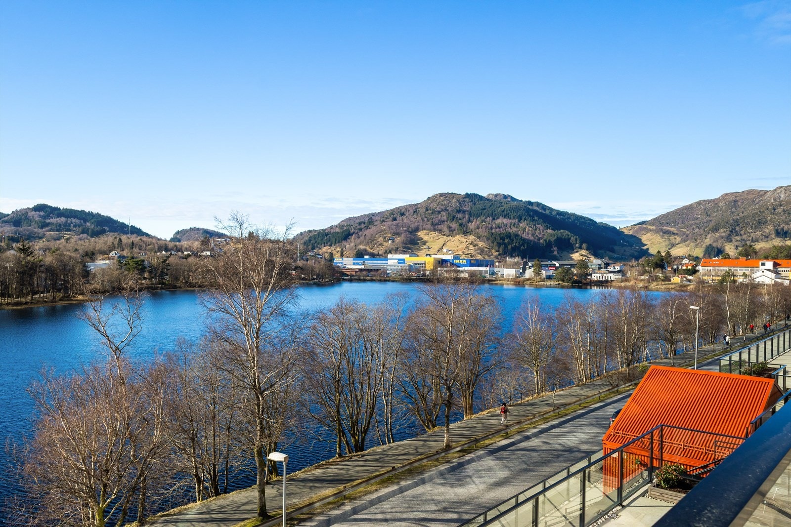 Utsikten strekker seg over nærområdet og det idylliske Liavatnet. Galleribilde