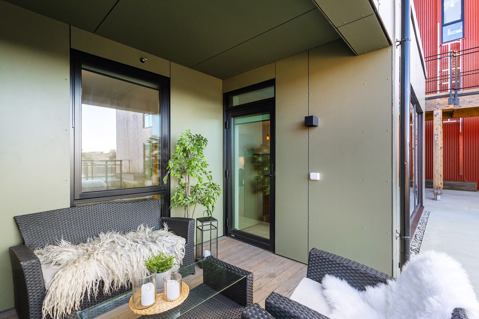 Fra leilighetens oppholdsrom er det utgang til en hyggelig markterrasse på ca. 6 m². Galleribilde