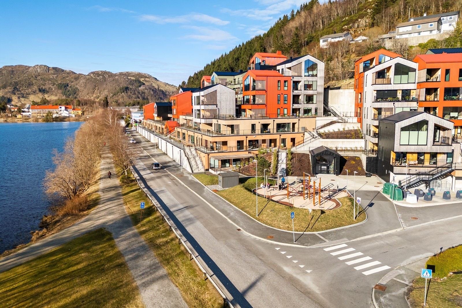 Rundt Liavatnet er det flotte grusstier - perfekt for både gå-, løpe- og trilleturer. Galleribilde