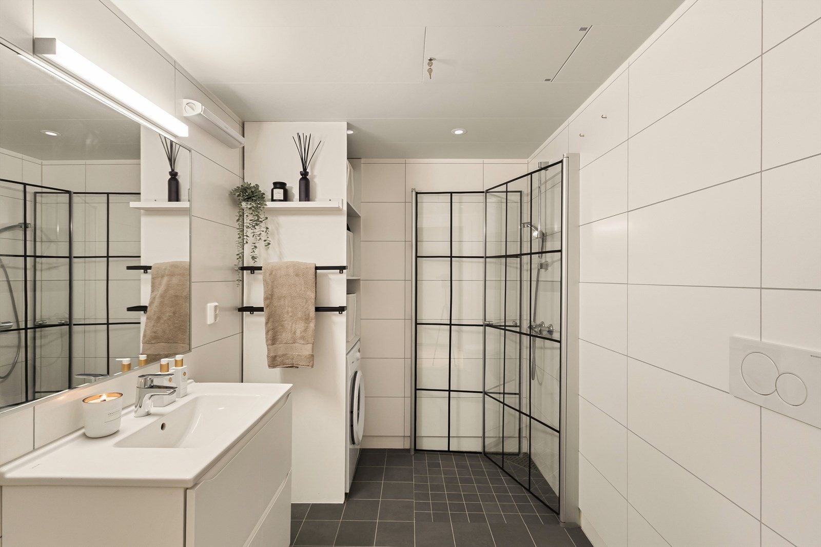 Badet er helfliset og pent, med varmekabler i gulvet og innfelte downlights i himlingen. Galleribilde