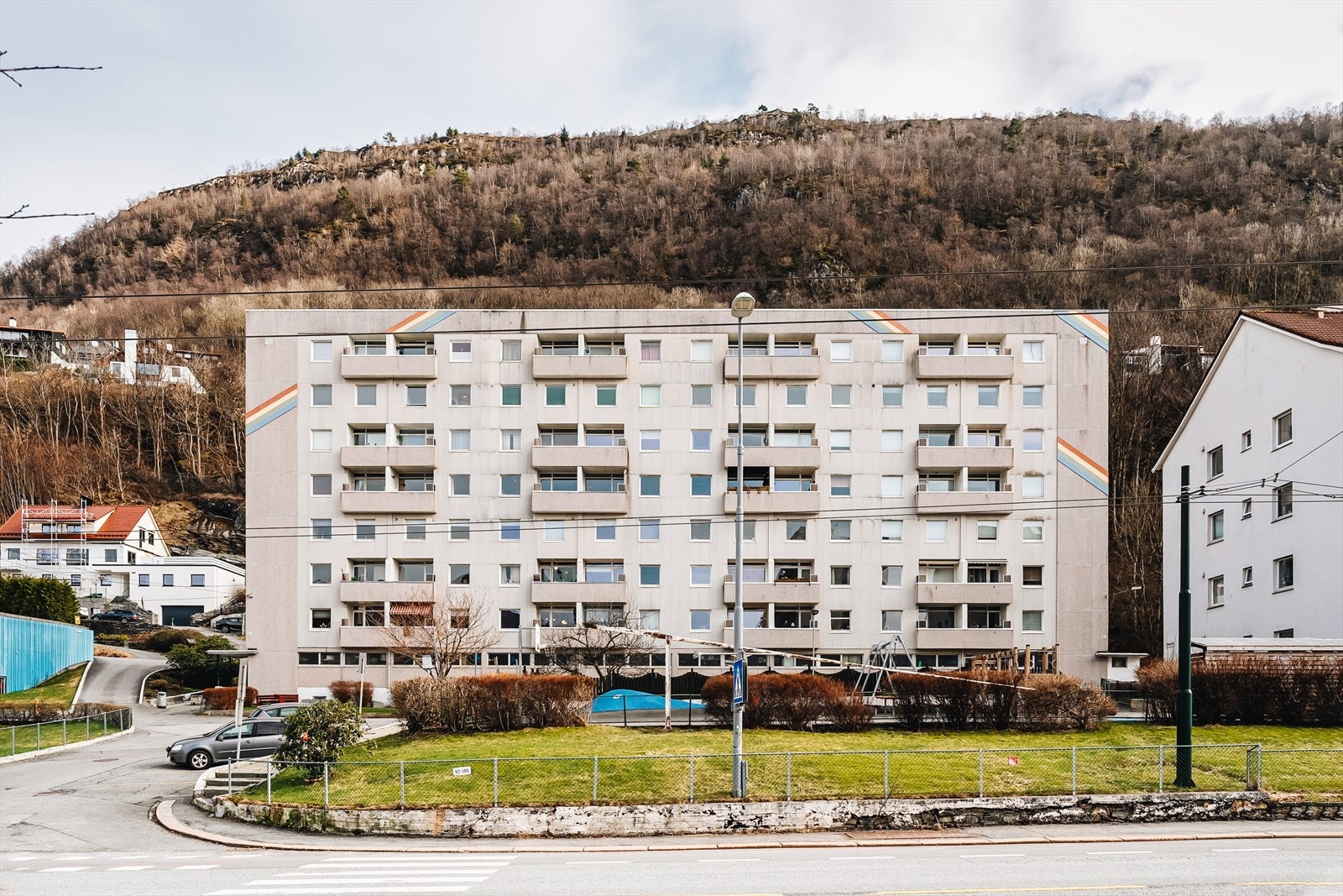 Natlandsveien Borettslag er et veldrevet borettslag med god struktur og ryddig økonomi. Felleskostnadene inkluderer blant annet dugnad, varmtvann, oppvarming fra radiator, kabel-tv og internett. Galleribilde