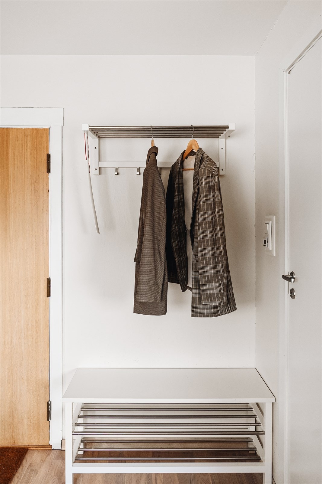 Klesoppheng like innenfor døren til leiligheten. Galleribilde