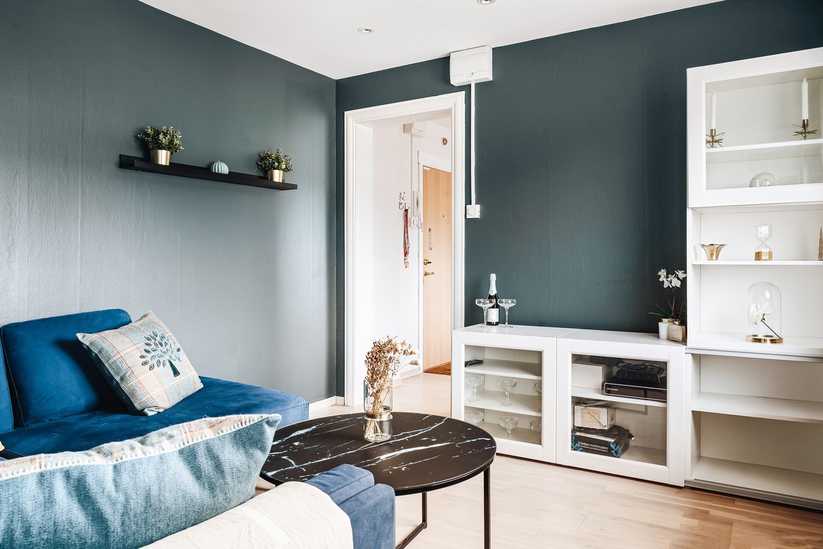 Leilighetens stue har plass til sofaguppe og TV eller annet ønskelig møblement. Galleribilde