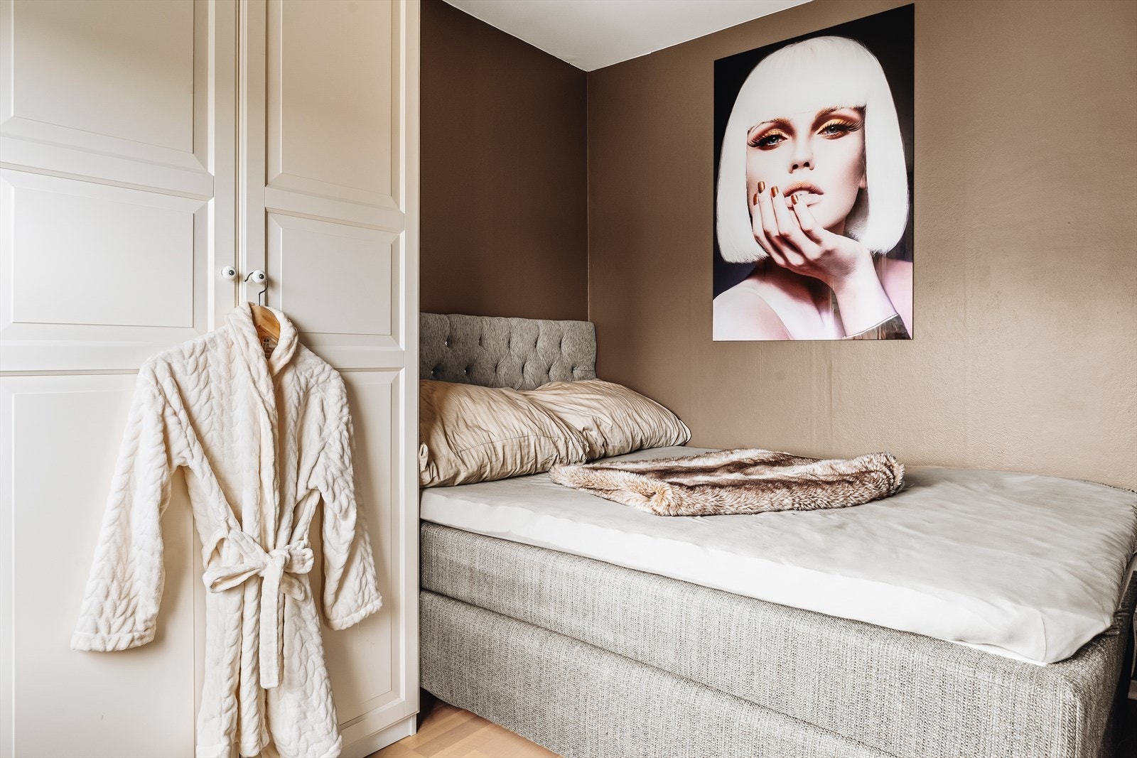 Soverommet har plass til dobbeltseng og garderobeskap. Galleribilde