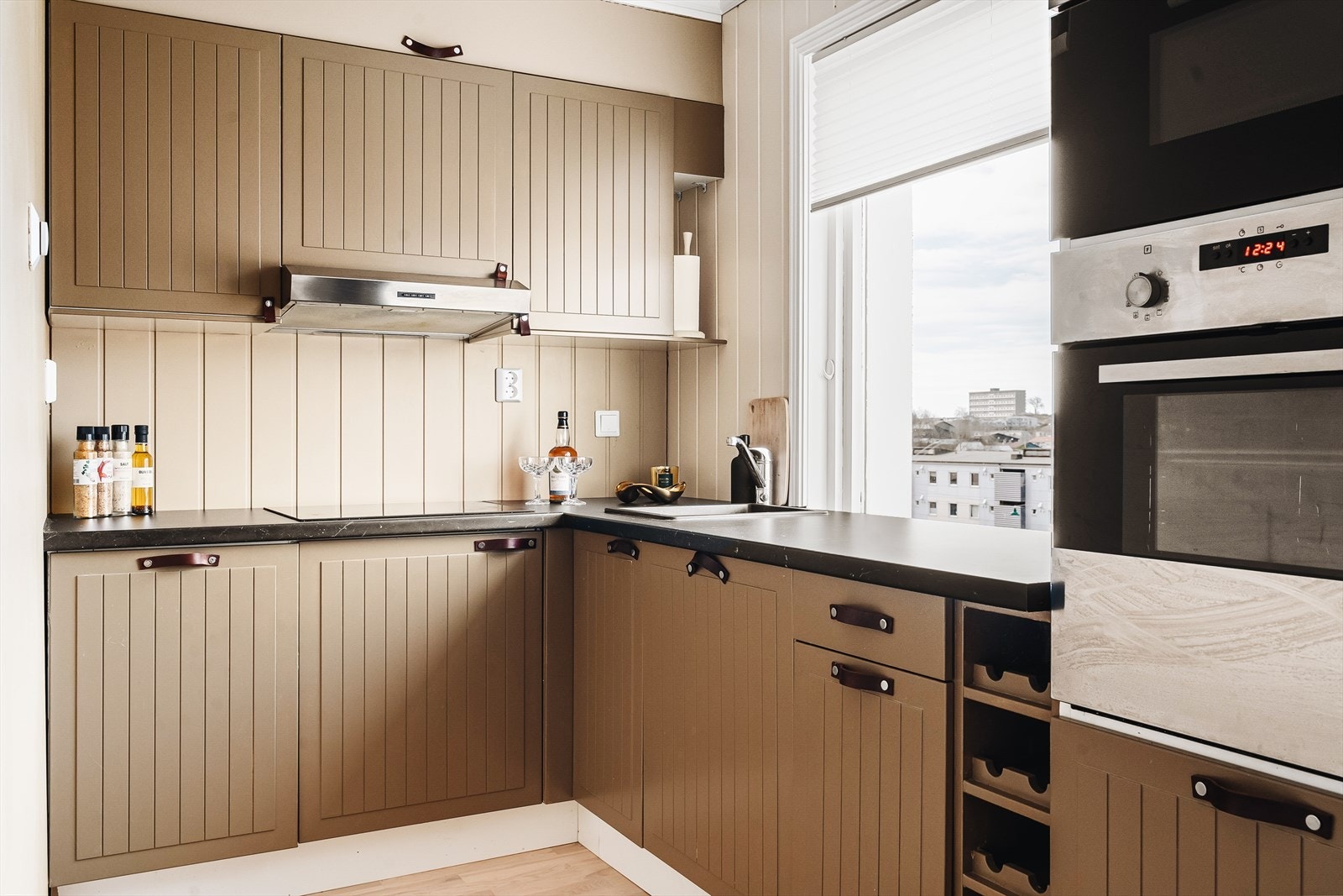 Kjøkkenet er praktisk avdelt fra stue, noe som gjør det til en hyggelig og meget funskjonell seksjon. Galleribilde