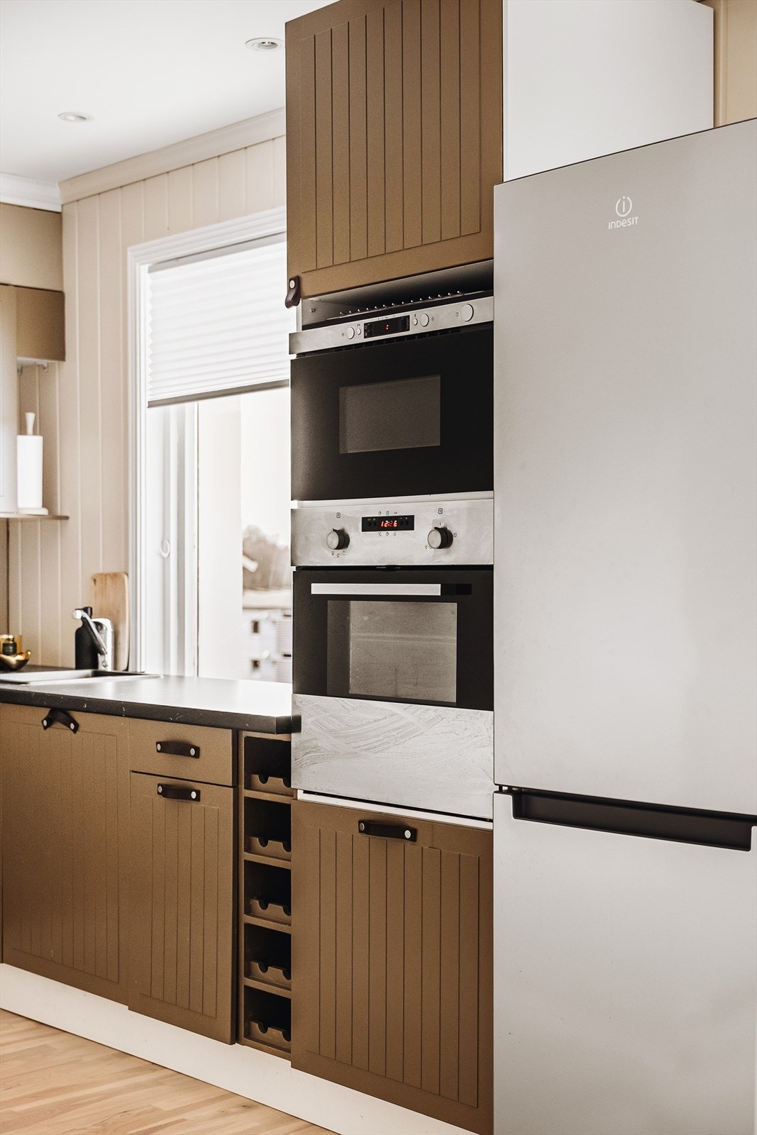 På kjøkkenet har man stekeovn og mikrobølgeovn i høyskap. Galleribilde